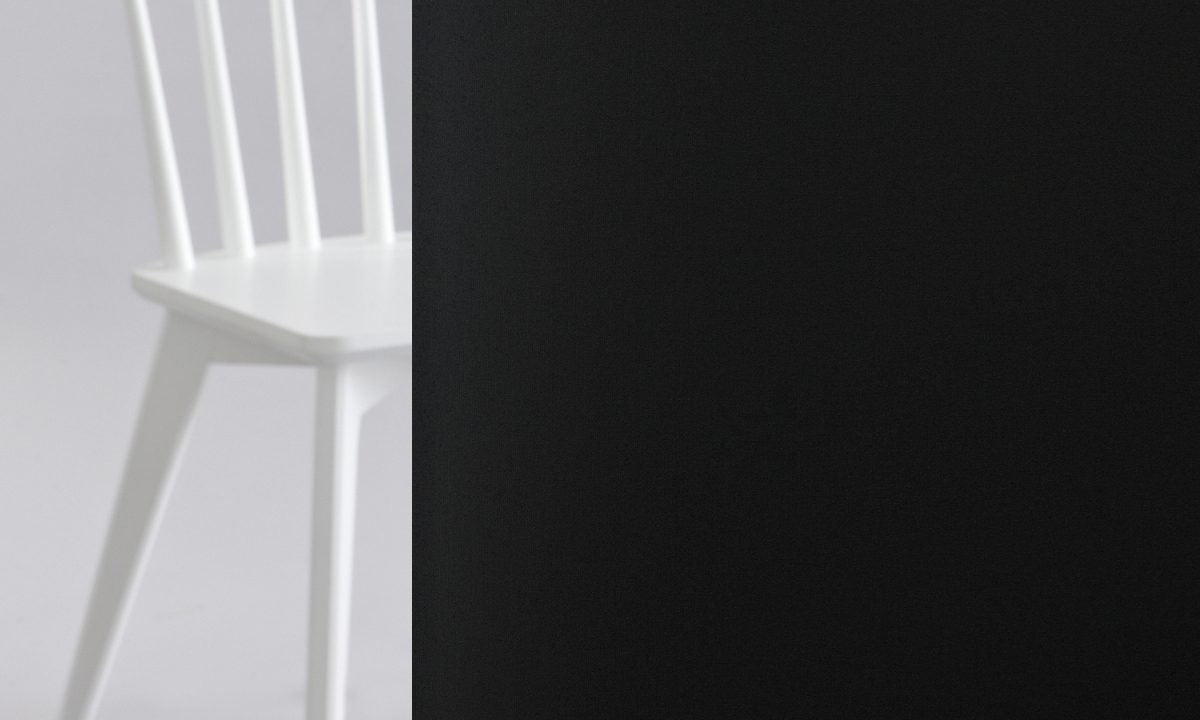 Tygprov jämfört med vit stol för färgreferens.